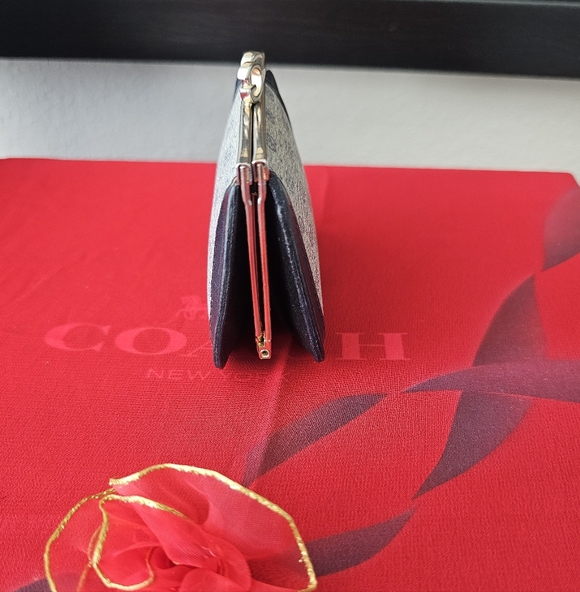 💯AUTHENTIC, VINTAGE GUCCI COIN PURSE - Picture 3 of 6